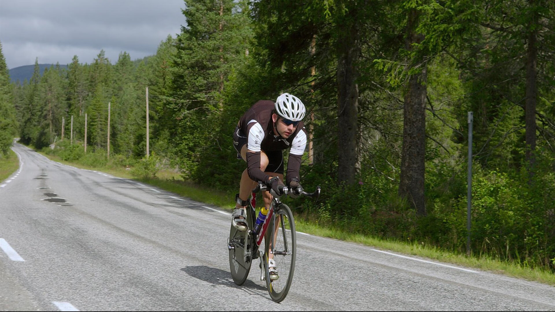 中甲保级也是“隔空对决”,深圳青年人小分领先——一场足球的青春较量